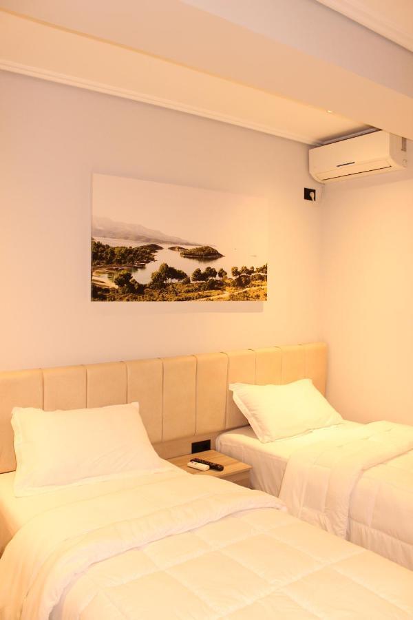 סרנדה Bebi Hotel And Apartments מראה חיצוני תמונה