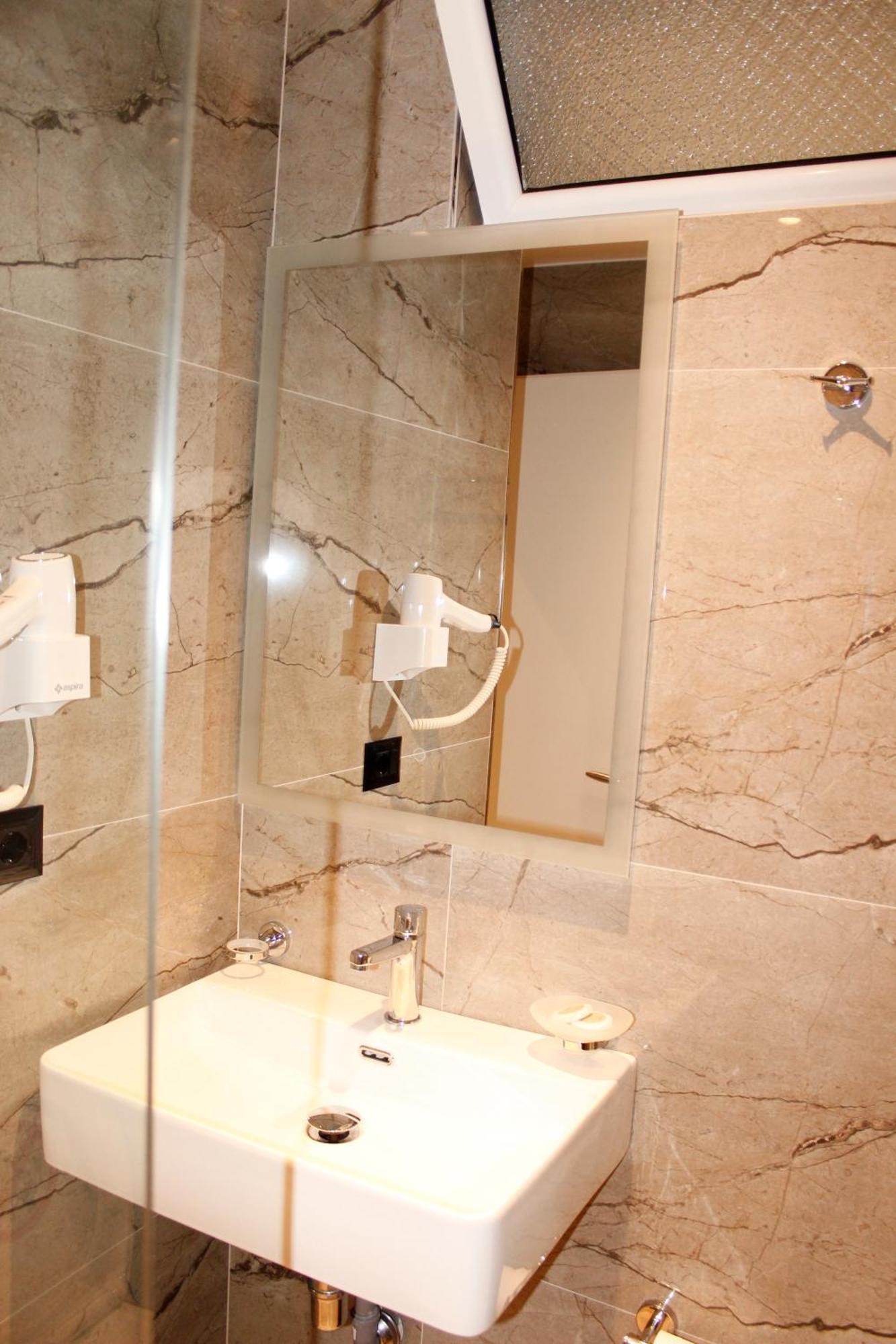 סרנדה Bebi Hotel And Apartments מראה חיצוני תמונה